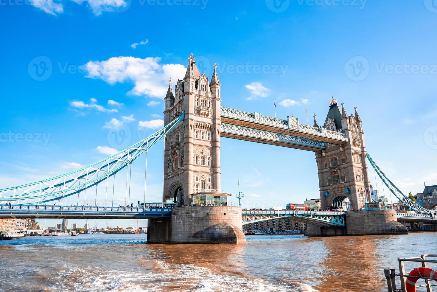 icónico puente de la torre que conecta londong con southwark en el río támesis foto