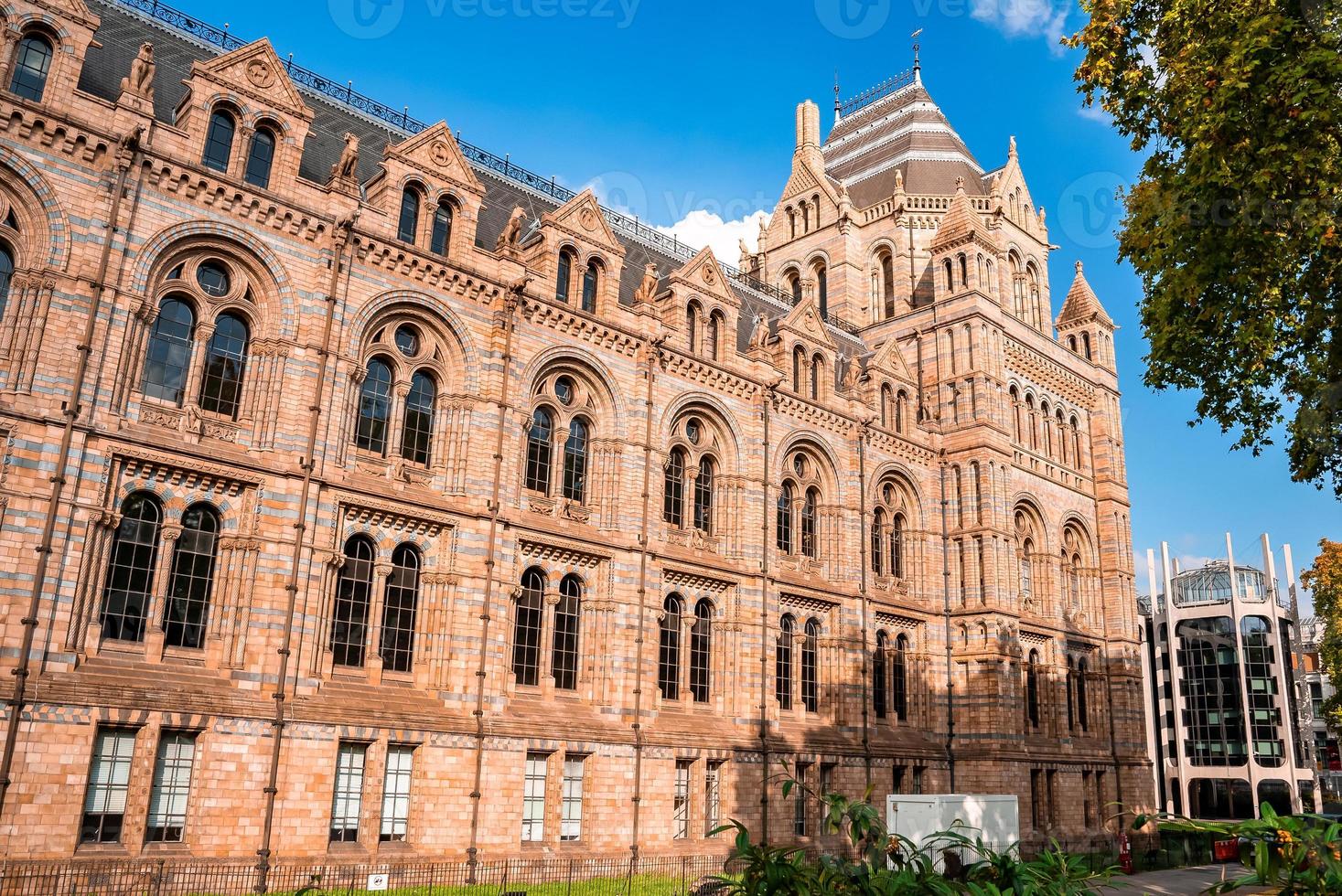 impresionante edificio del museo de historia natural de londres. foto