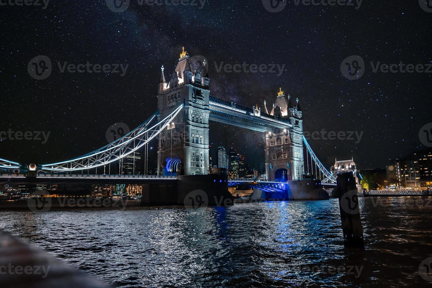 icónico puente de la torre que conecta londong con southwark en el río támesis foto