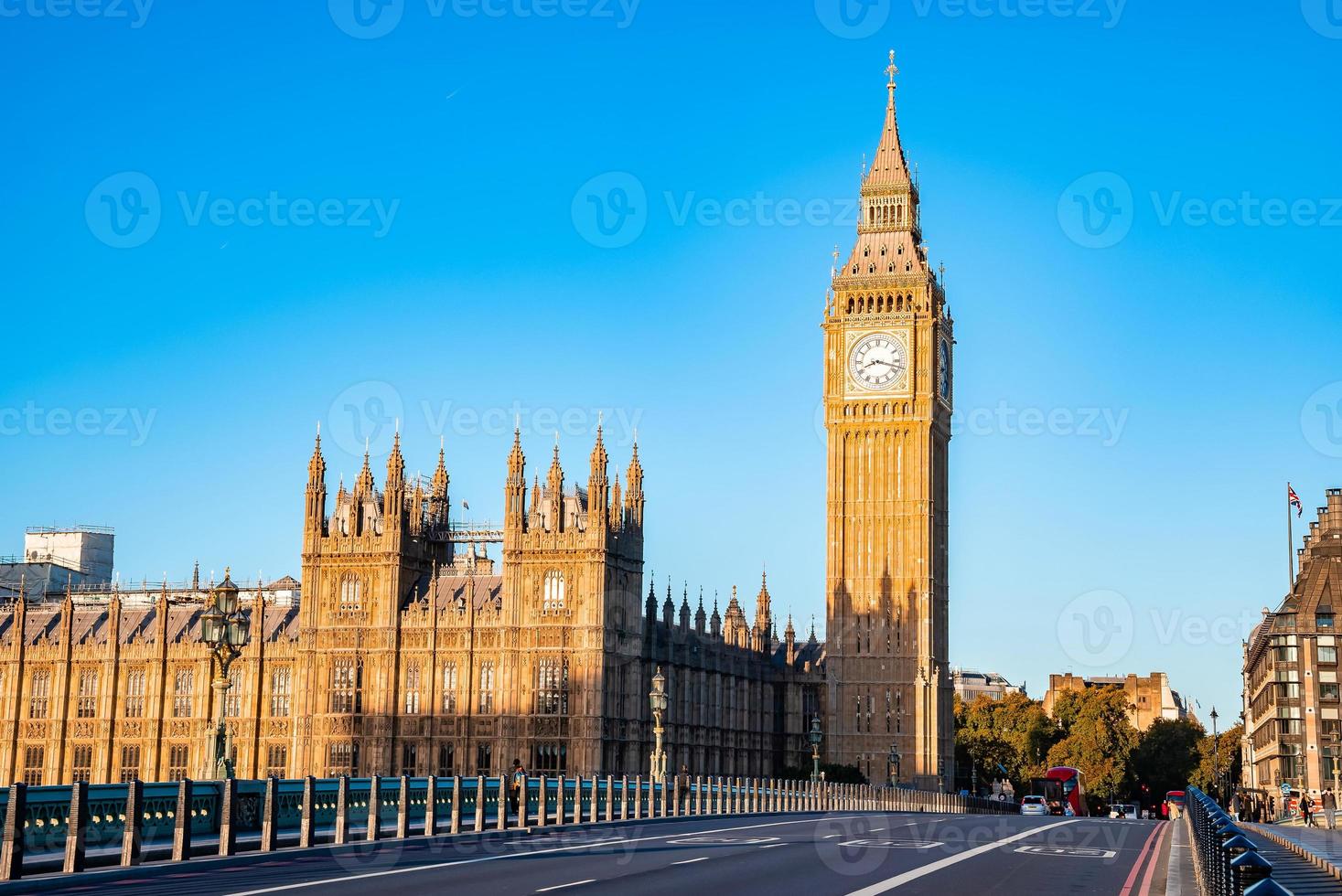 mañana de domingo vacía temprano por la torre del reloj big ben y westminster en londres. foto