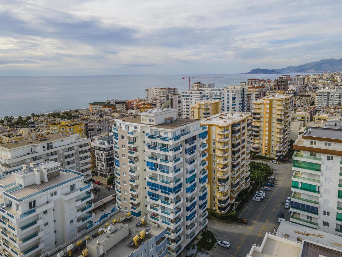 vista aérea de la ciudad y el mar. edificios arquitectónicos altos foto