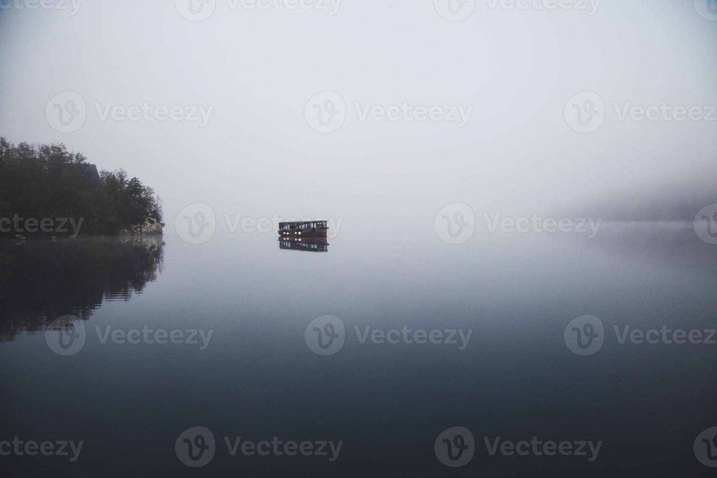 vistas del lago bohinj en el parque nacional triglav en eslovenia foto