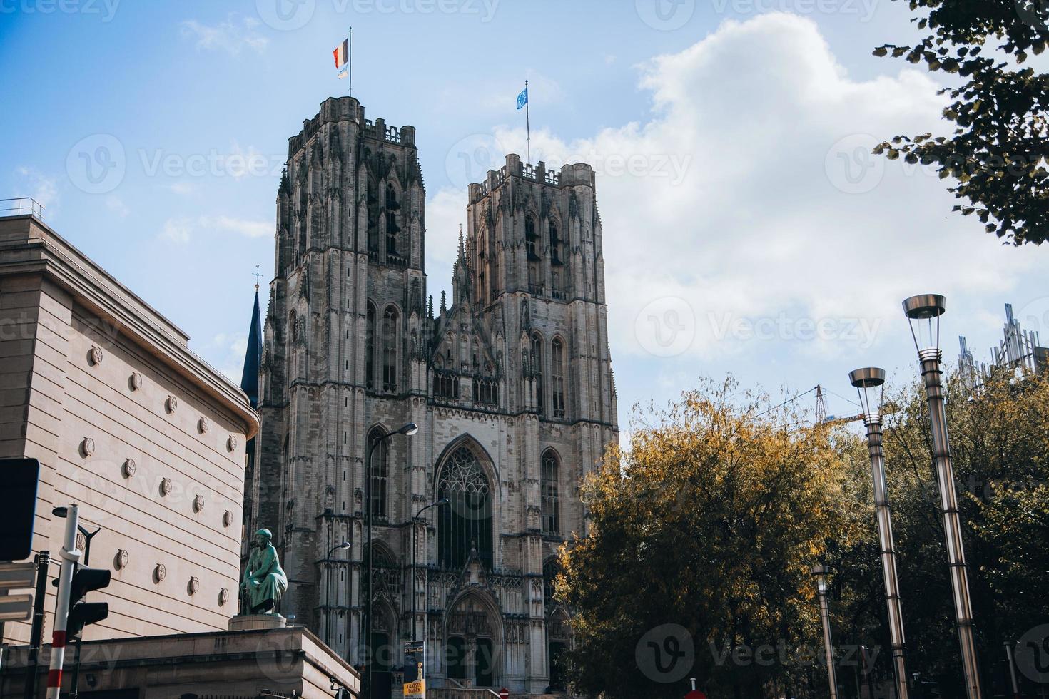 catedral de san miguel y san gudula en la ciudad de bruselas, bélgica foto