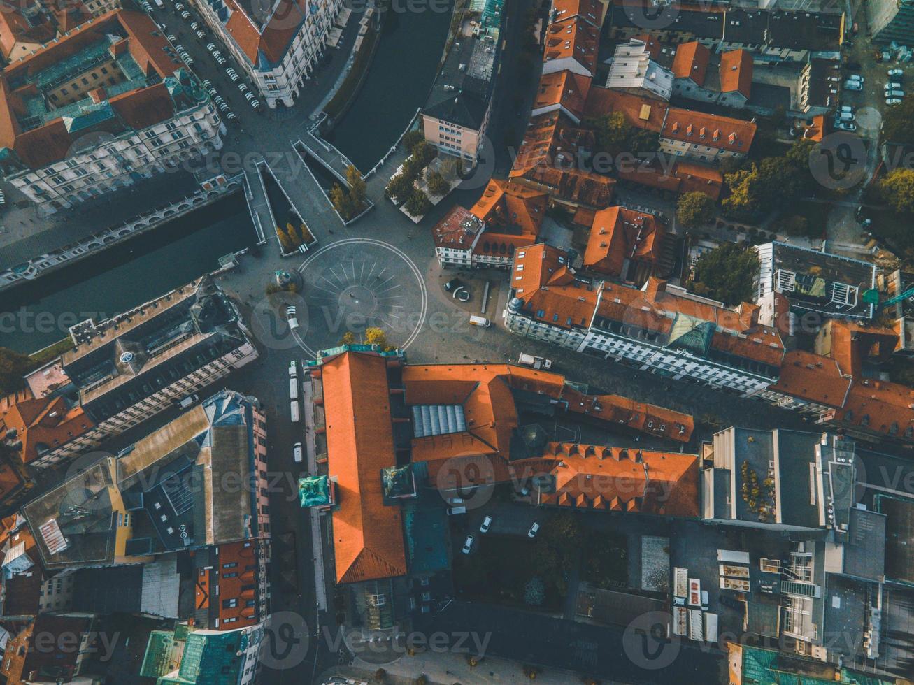 vistas de drones de la capital eslovena de ljubljana foto