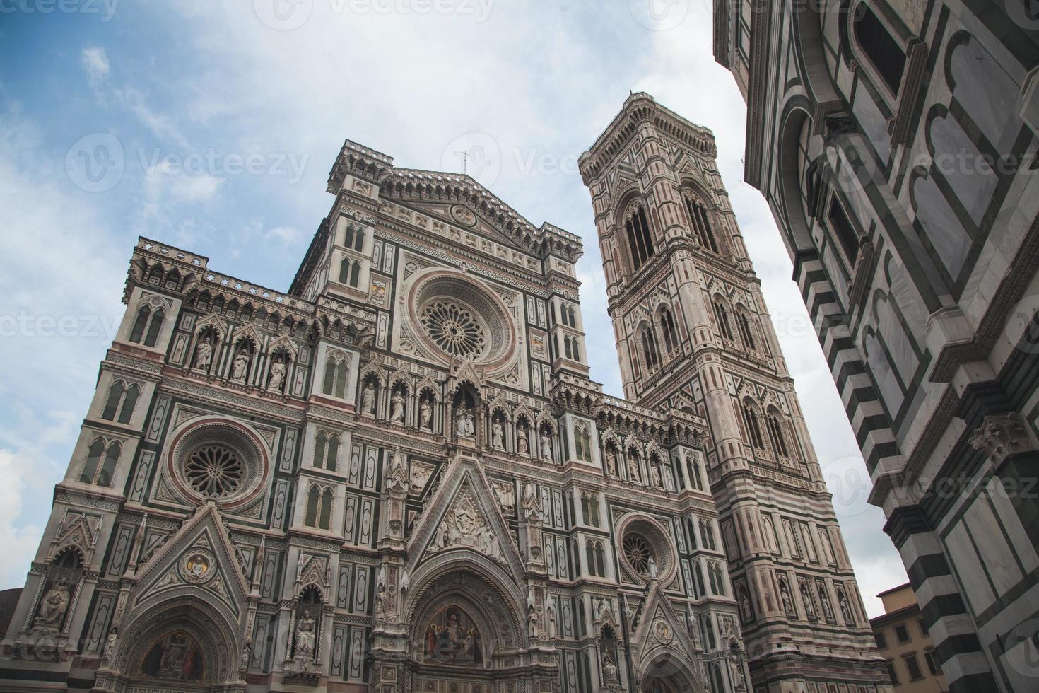 vistas del duomo en florencia, italia foto