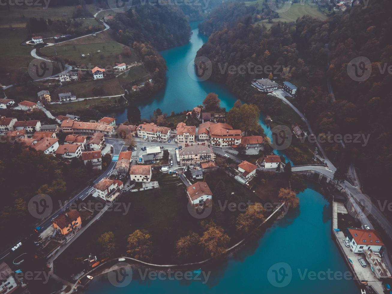 vistas de drones de la mayoría de na soci en eslovenia foto