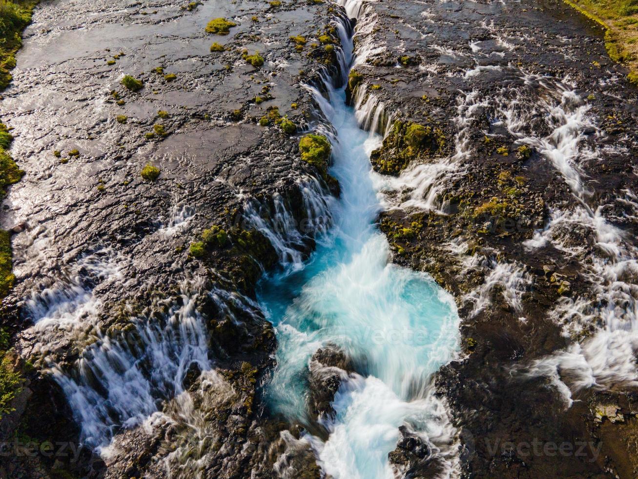 cascada de bruarfoss en las tierras altas de islandia foto