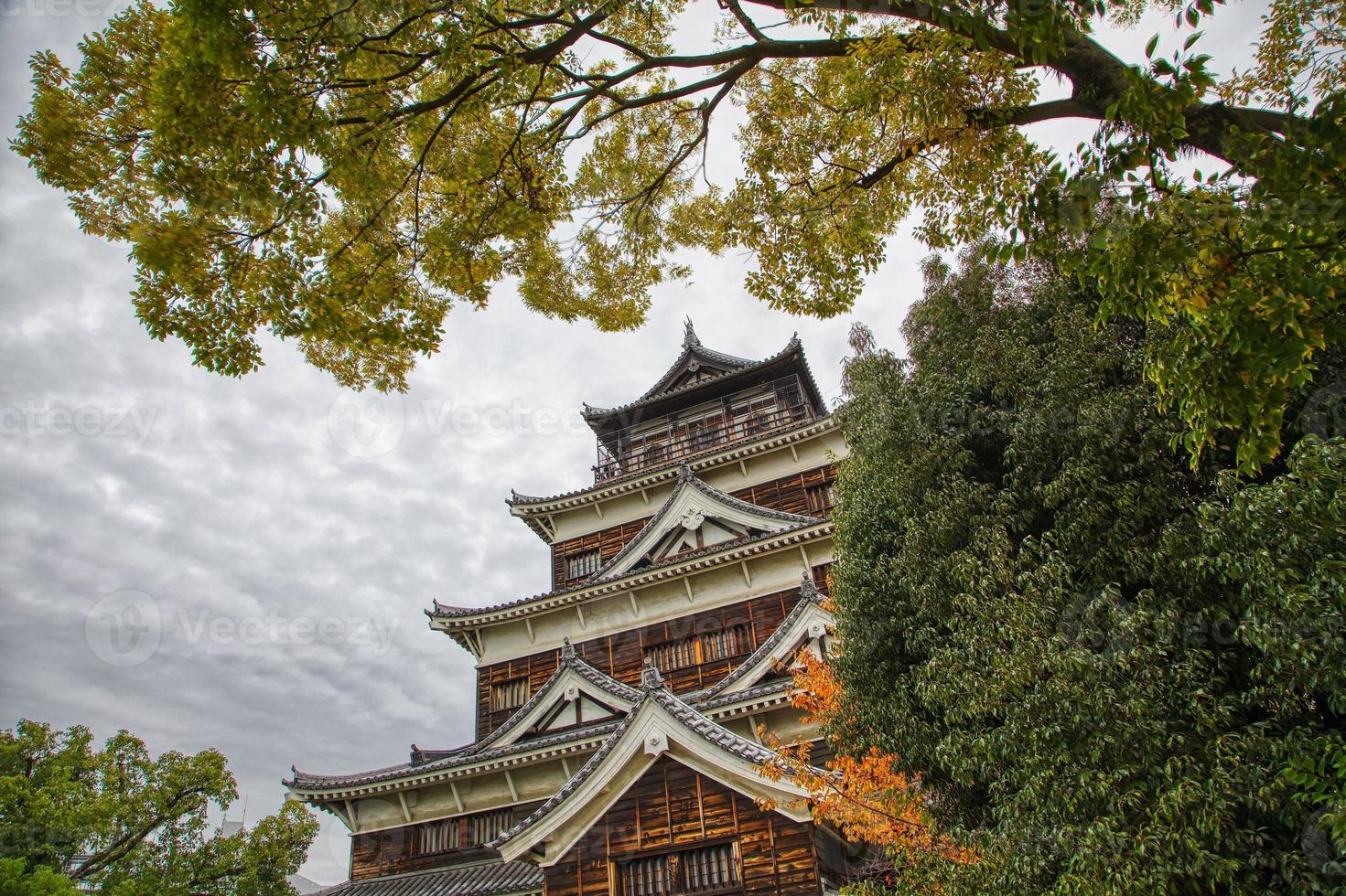castillo de hiroshima en hiroshima, japón foto