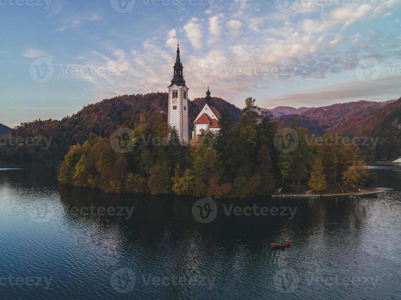 vistas de drones de la iglesia de peregrinación de la asunción de maría en bled, eslovenia foto