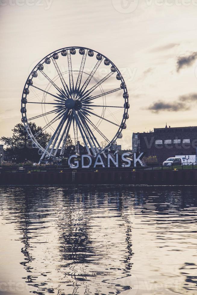 rueda de la fortuna en la ciudad polaca de gdansk foto