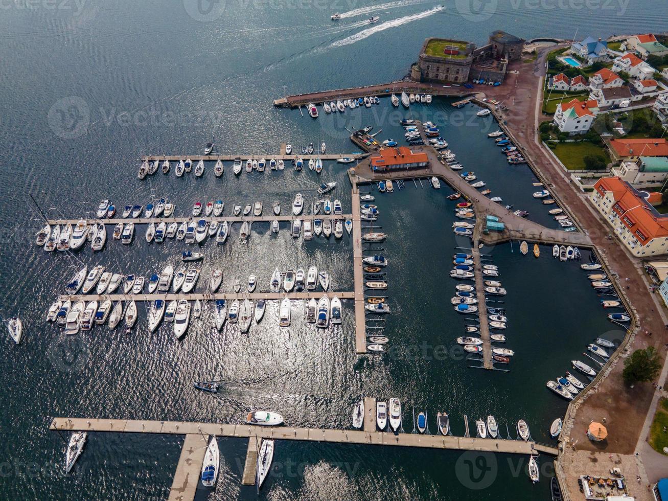 vista aérea de marstrand, suecia por drone foto