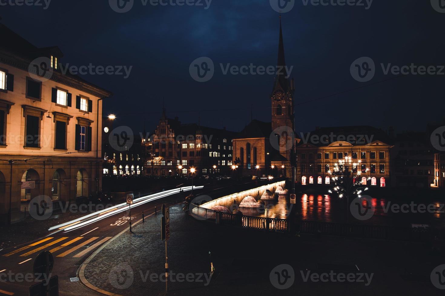 la iglesia fraumunster ubicada en zurich, suiza foto