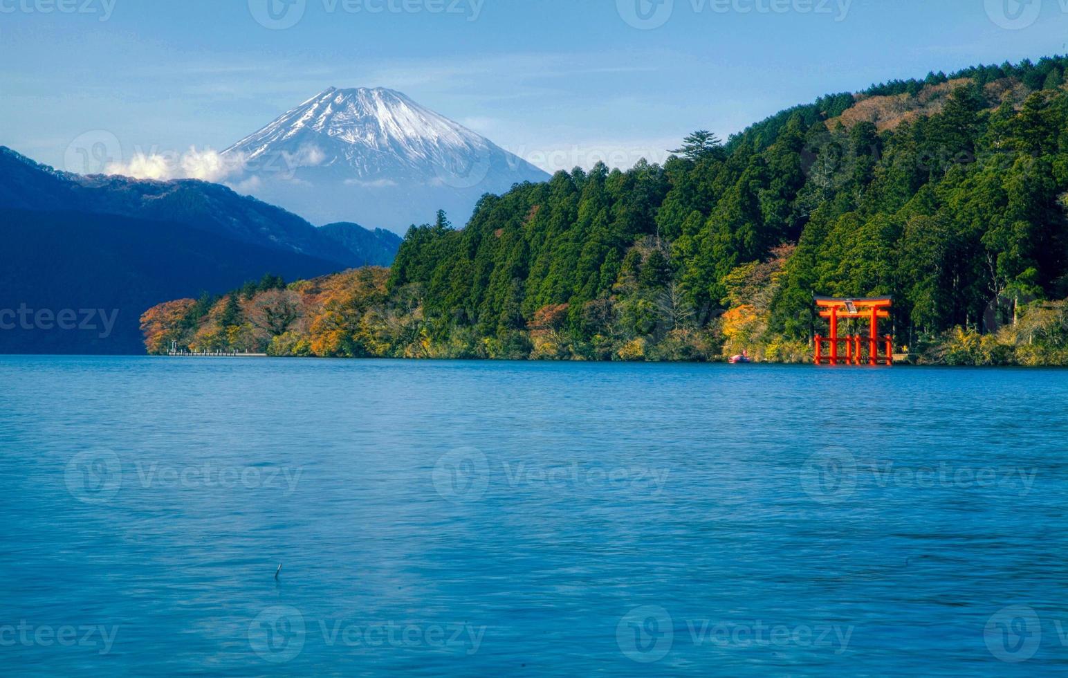 santuario del lago ashi y monte fuji en hakone foto