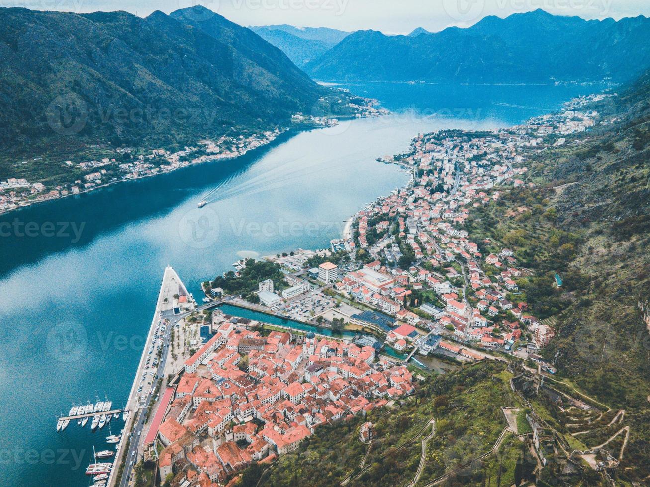 vistas de drones del casco antiguo de kotor en montenegro foto