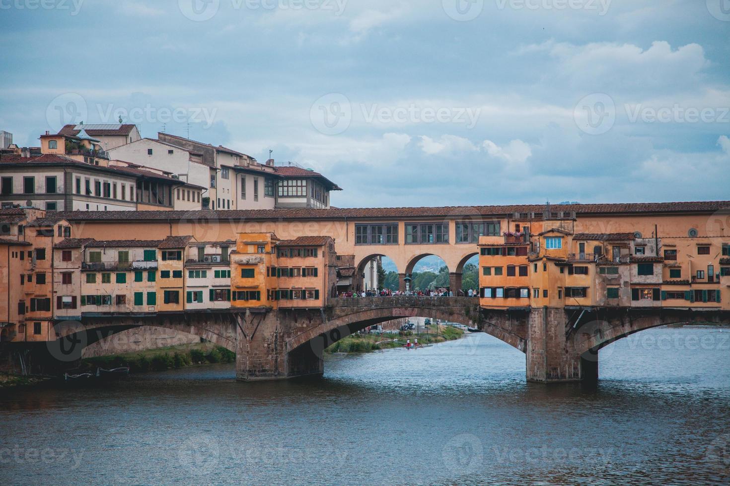 vistas del ponte vecchio en florencia, italia foto