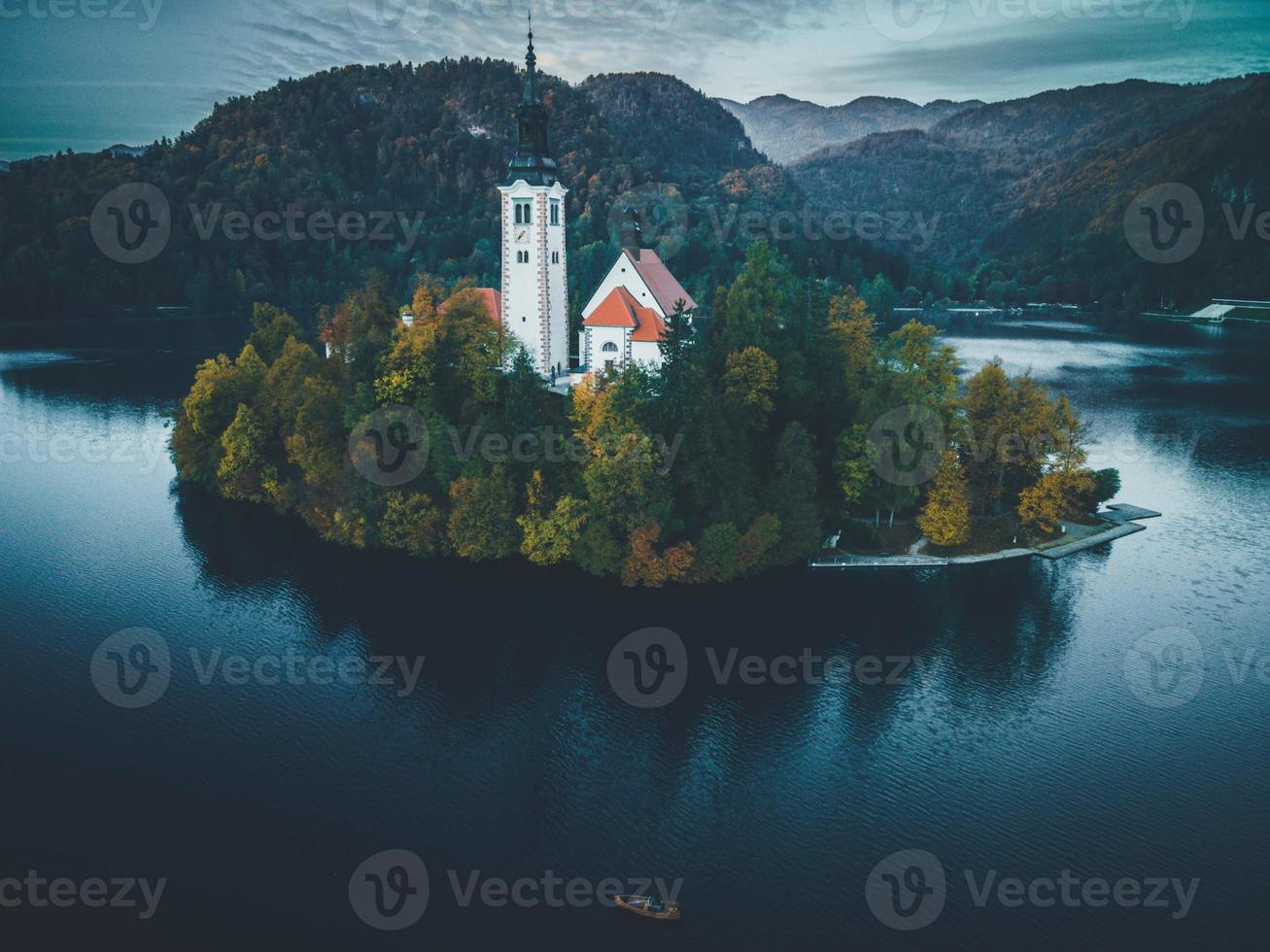 vistas de drones de la iglesia de peregrinación de la asunción de maría en bled, eslovenia foto