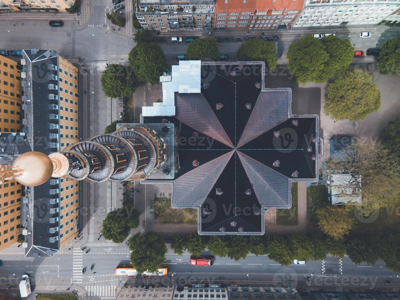 iglesia de nuestro salvador, vor frelsers kirke, en copenhague, dinamarca por drone foto