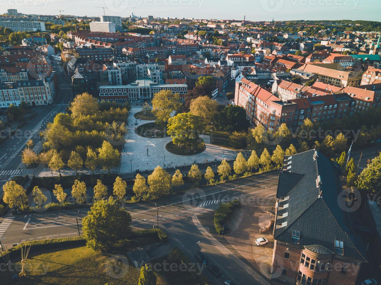 vistas de aarhus, dinamarca en jutlandia por drone foto