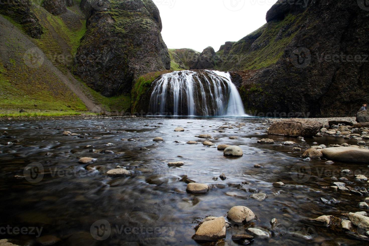 cascada de stjornarfoss en la costa sur de islandia foto