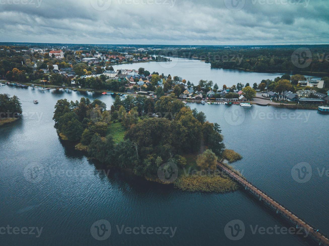 puente al castillo de la isla de trakai en trakai, lituania por drone foto