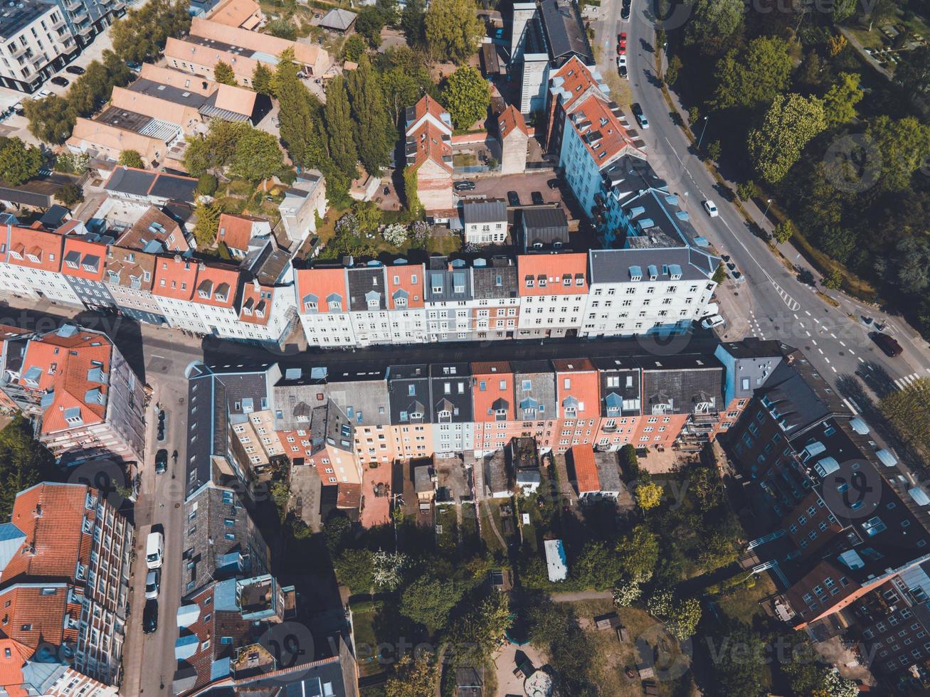 vistas de aarhus, dinamarca en jutlandia por drone foto