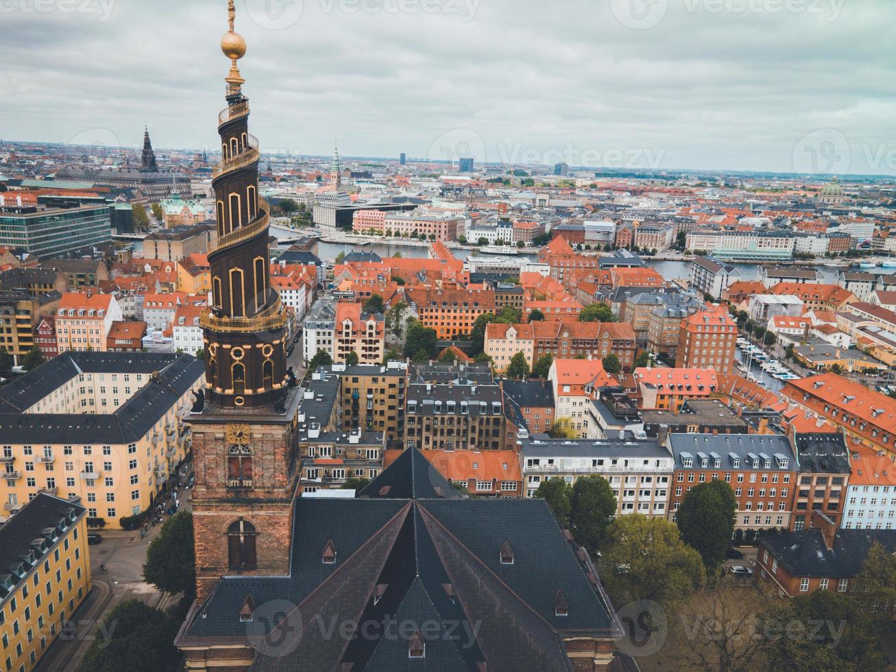 iglesia de nuestro salvador, vor frelsers kirke, en copenhague, dinamarca por drone foto