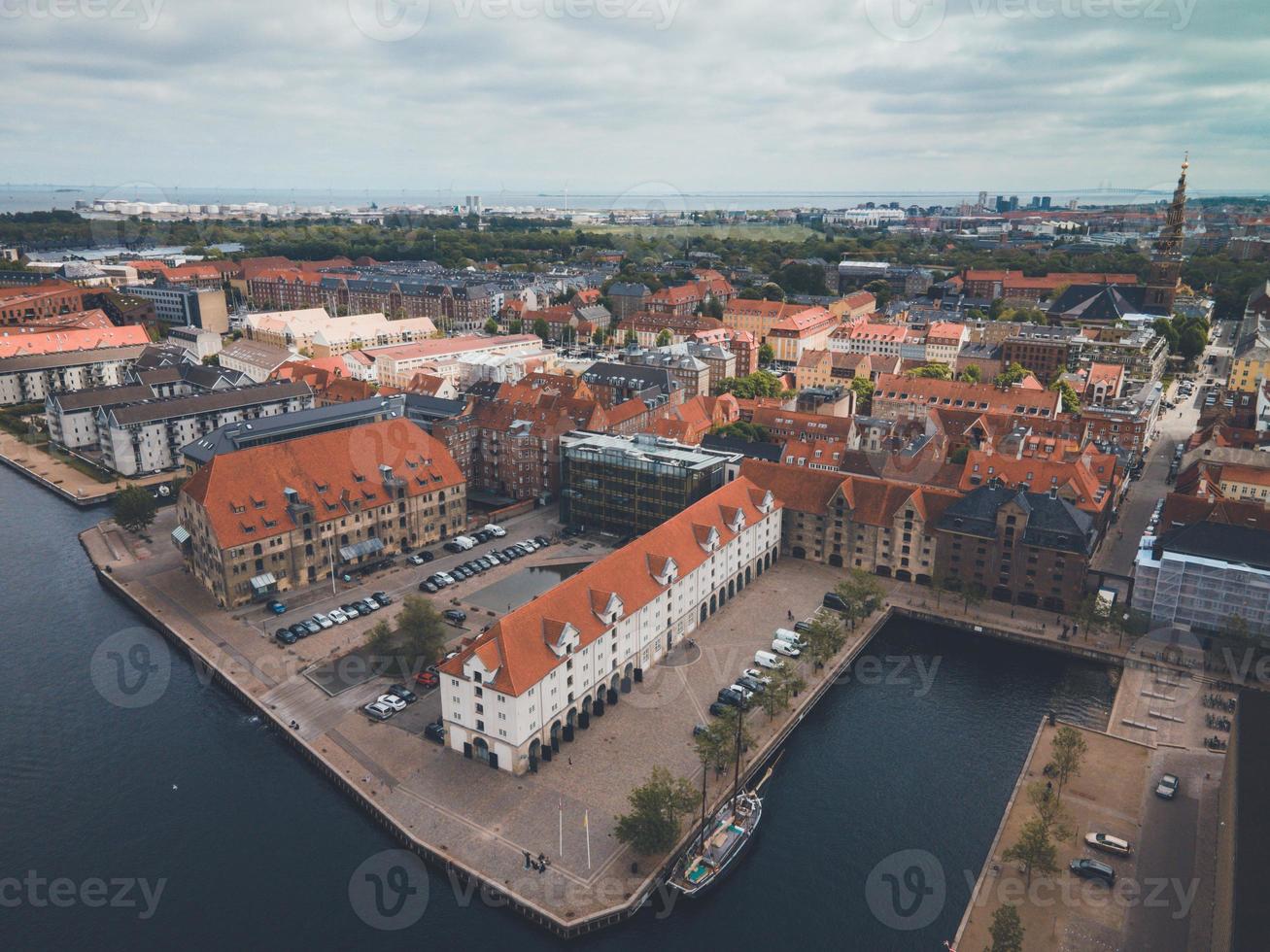 vistas aéreas de copenhague, dinamarca por drone foto