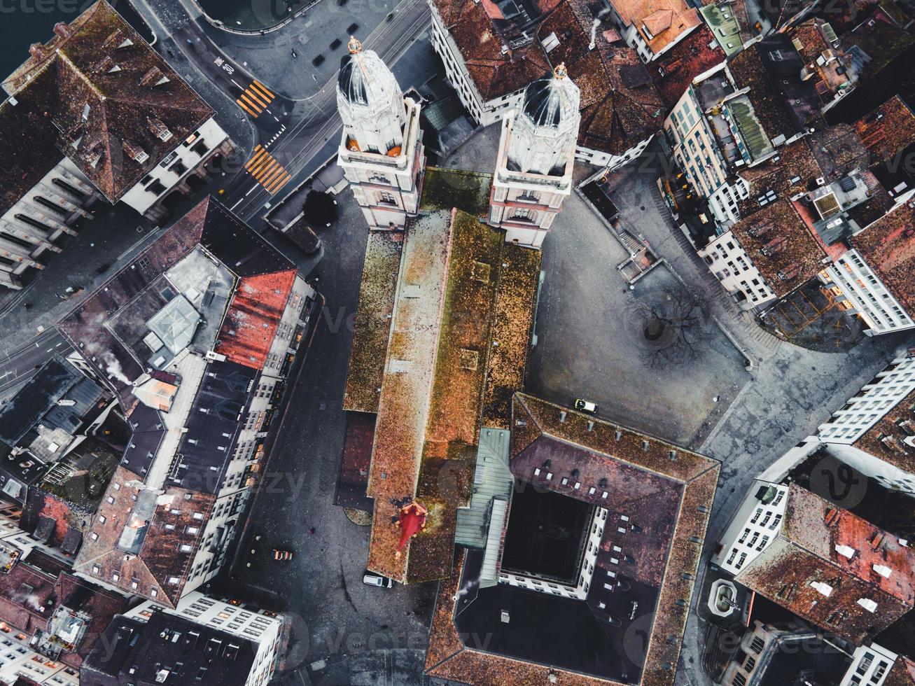 foto aérea de la iglesia de grossmunster en zurich, switerland 15547334  Foto de stock en Vecteezy