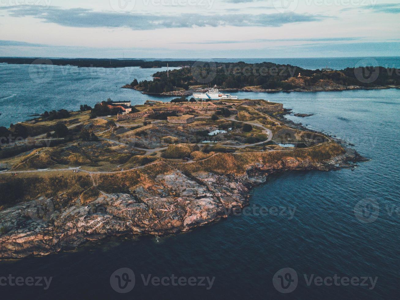 vistas de drones desde alrededor de suomenlinna en helsinki, finlandia foto