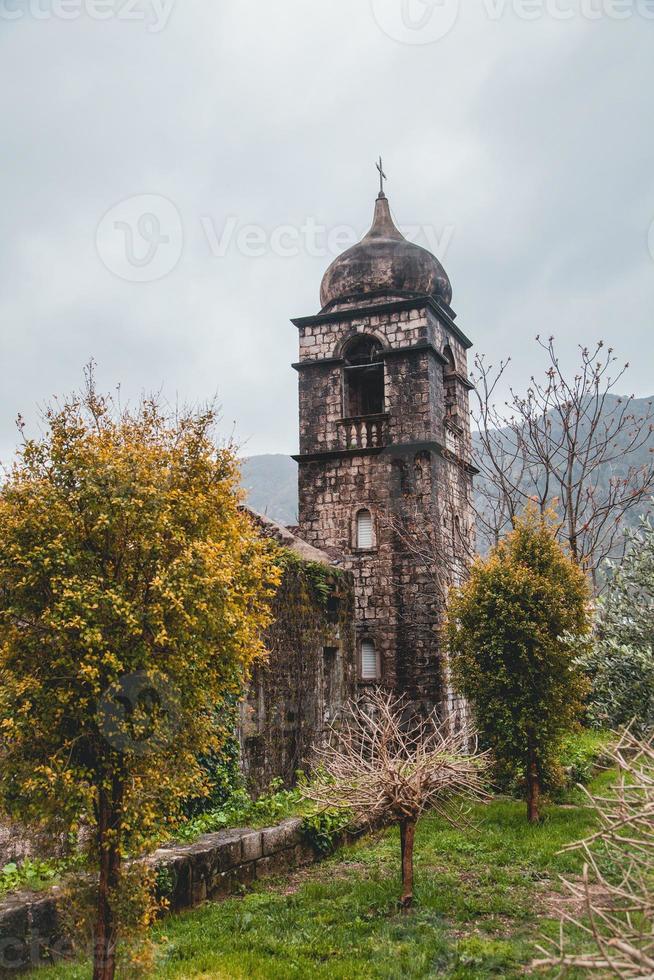 vistas del casco antiguo de kotor en montenegro foto