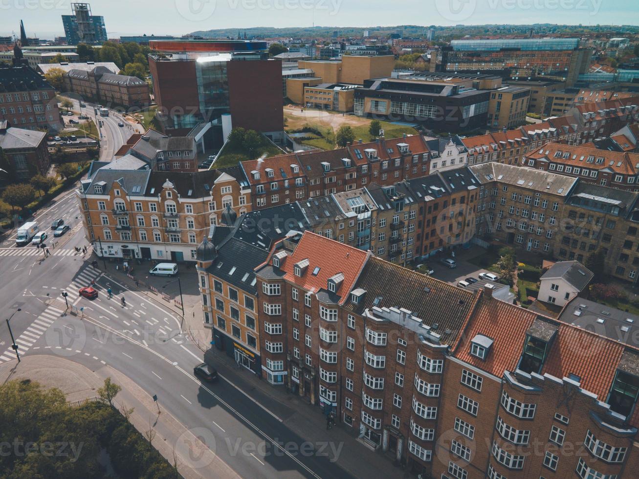 vistas de aarhus, dinamarca en jutlandia por drone foto