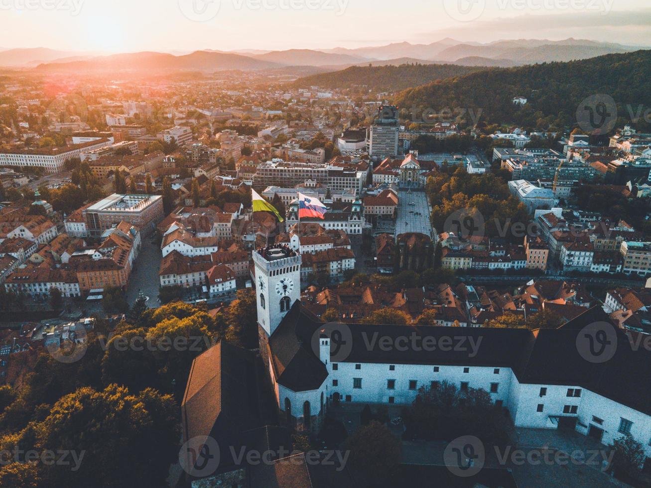 vistas de drones del castillo de ljubljana en eslovenia foto