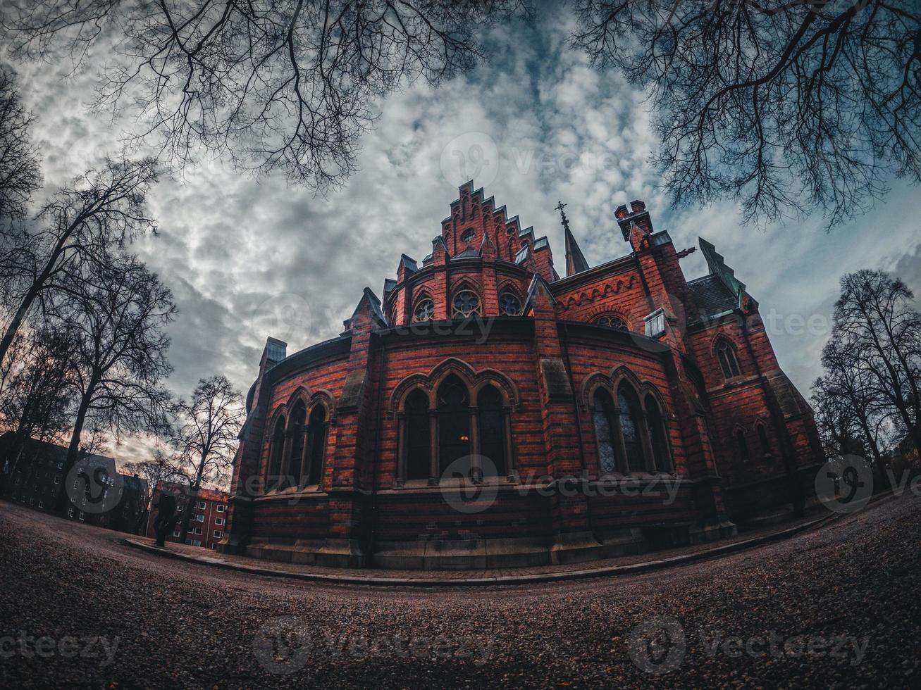 la iglesia de todos los santos vista en lund, suecia foto