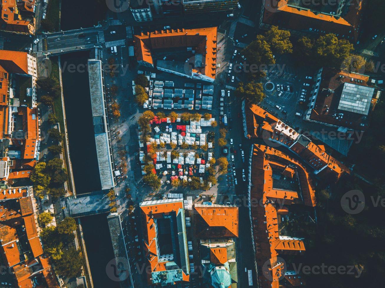 vistas de drones de la capital eslovena de ljubljana foto