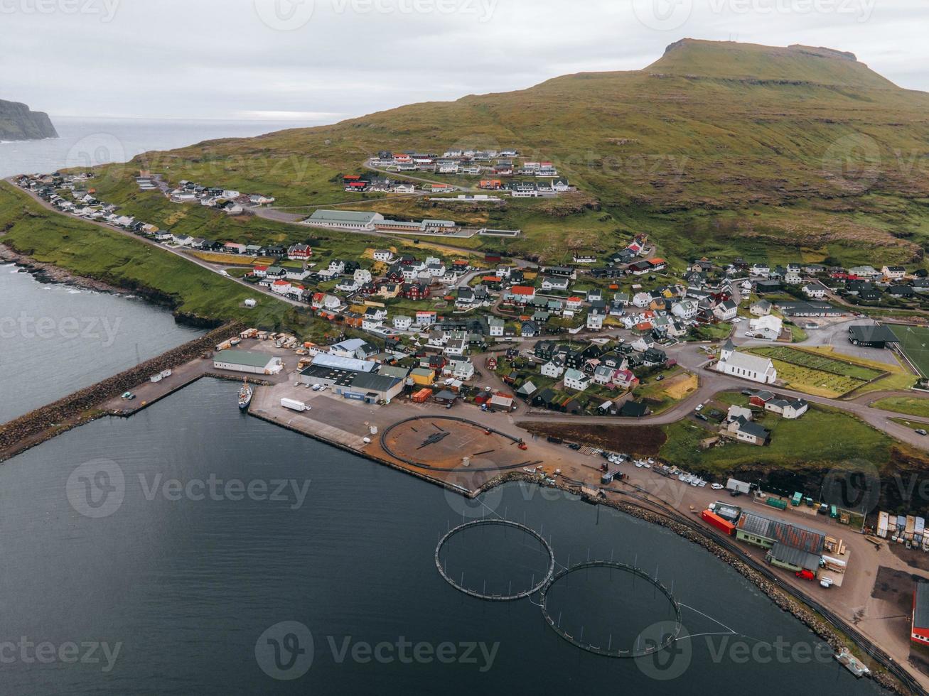 el pueblo de eidi en las islas feroe foto