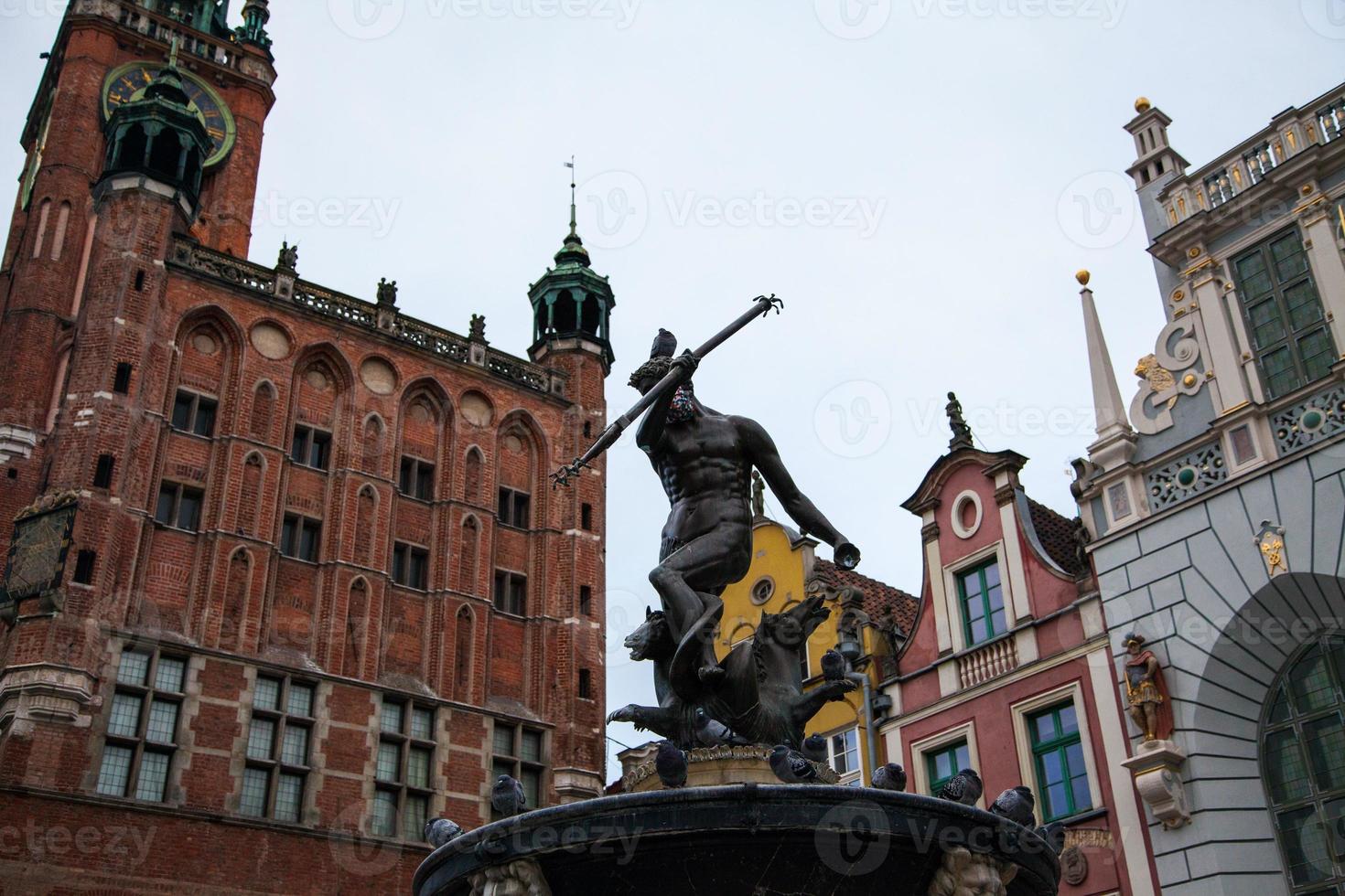 fuente de neptuno en el casco antiguo de gdansk foto