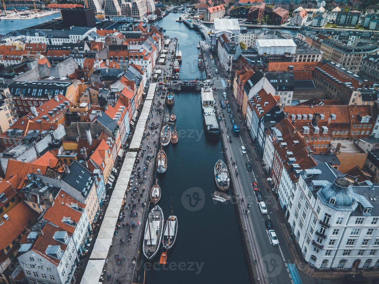 puerto de nyhavn en copenhague, dinamarca por drone foto