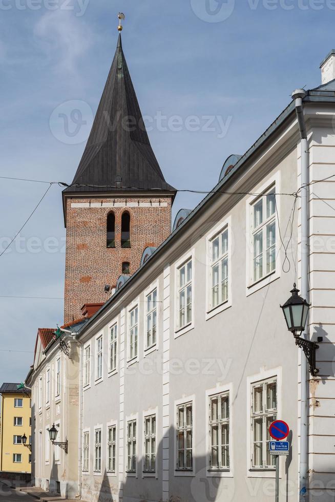 tartu, paisaje urbano en un día soleado foto