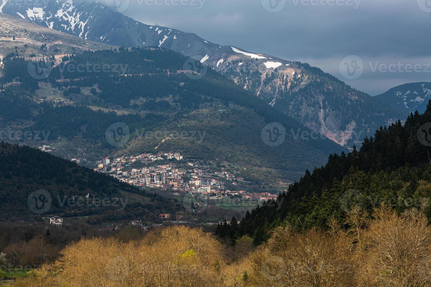 paisajes primaverales de las montañas de grecia foto