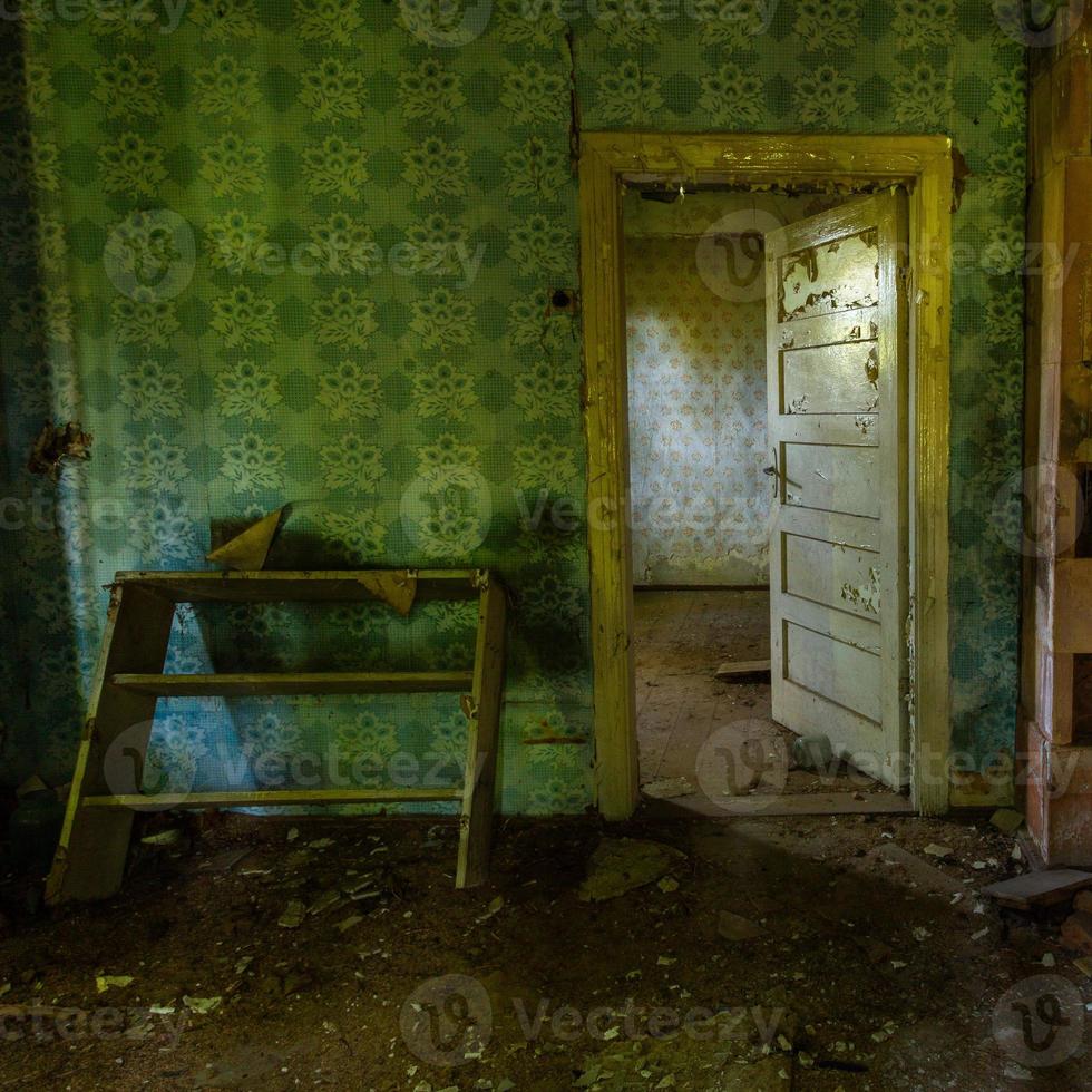 interior de una casa abandonada foto
