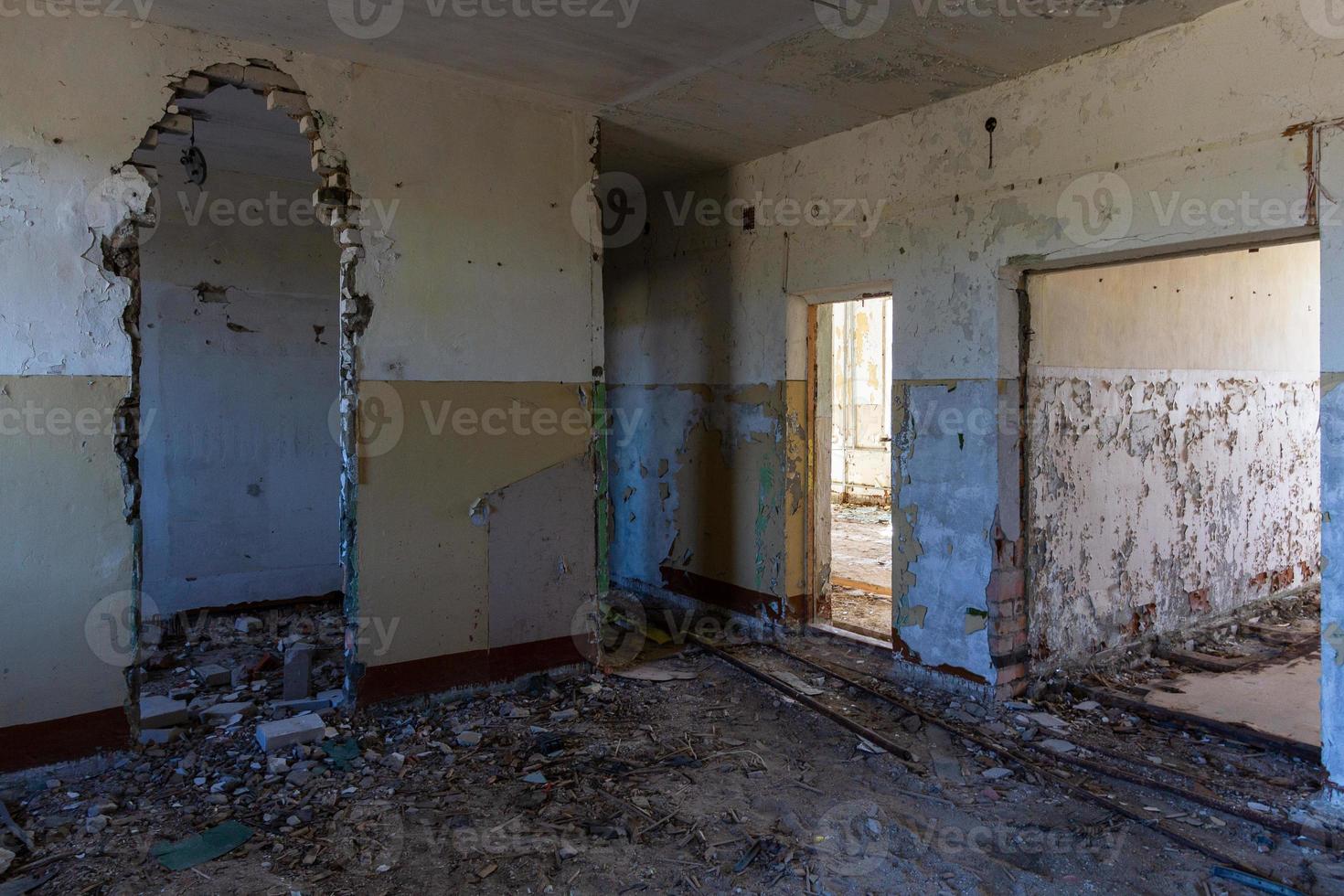 interior de una casa abandonada foto