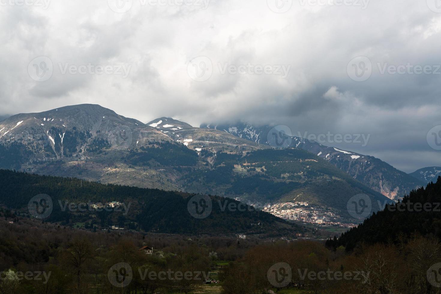 paisajes primaverales de las montañas de grecia foto