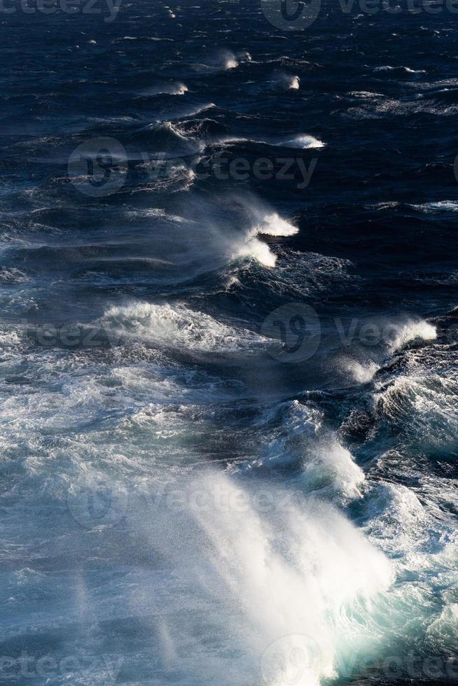 olas y salpicaduras en el mar mediterráneo foto