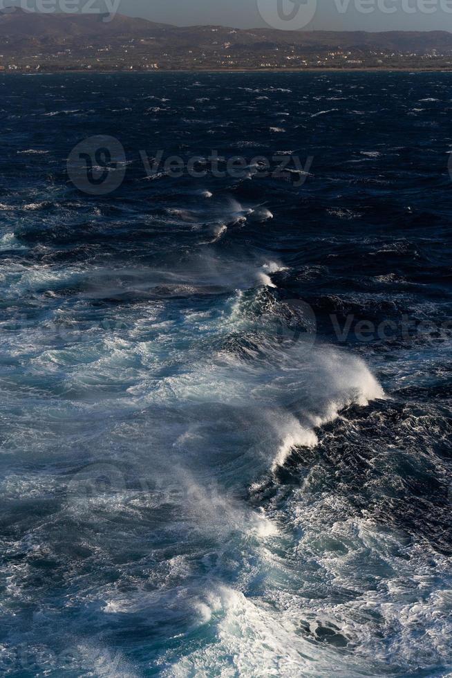 olas y salpicaduras en el mar mediterráneo foto