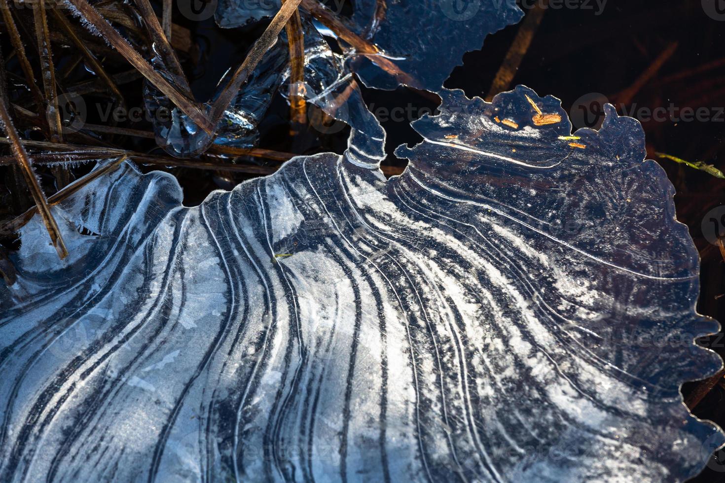 patrones de hielo en hielo delgado foto