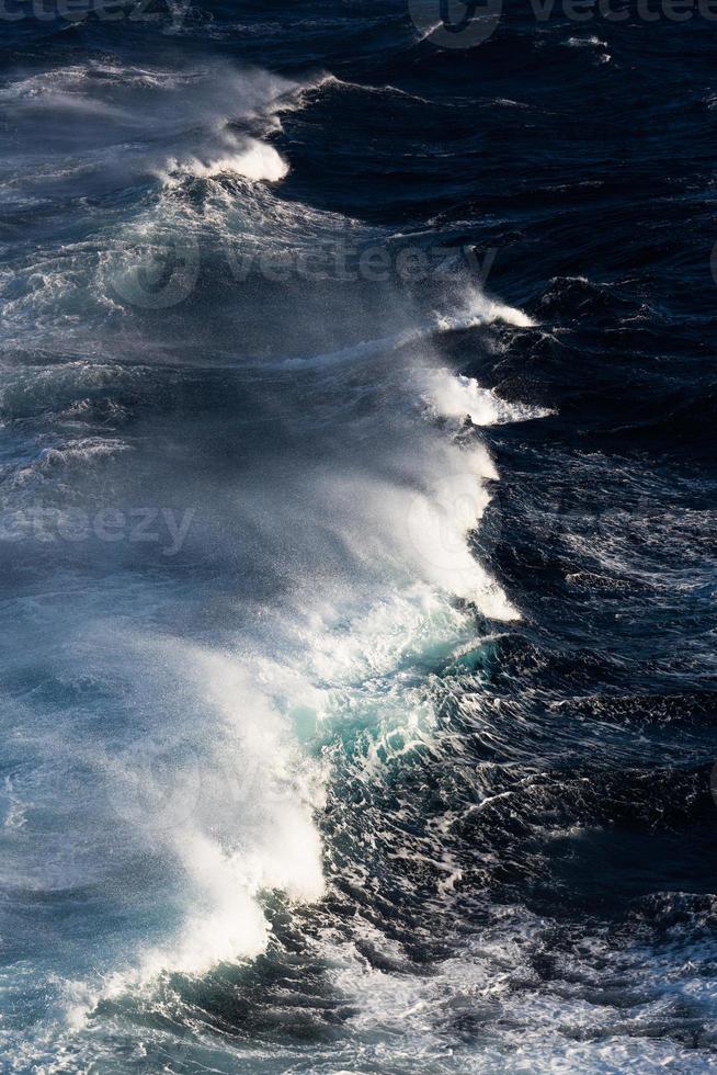 olas y salpicaduras en el mar mediterráneo foto