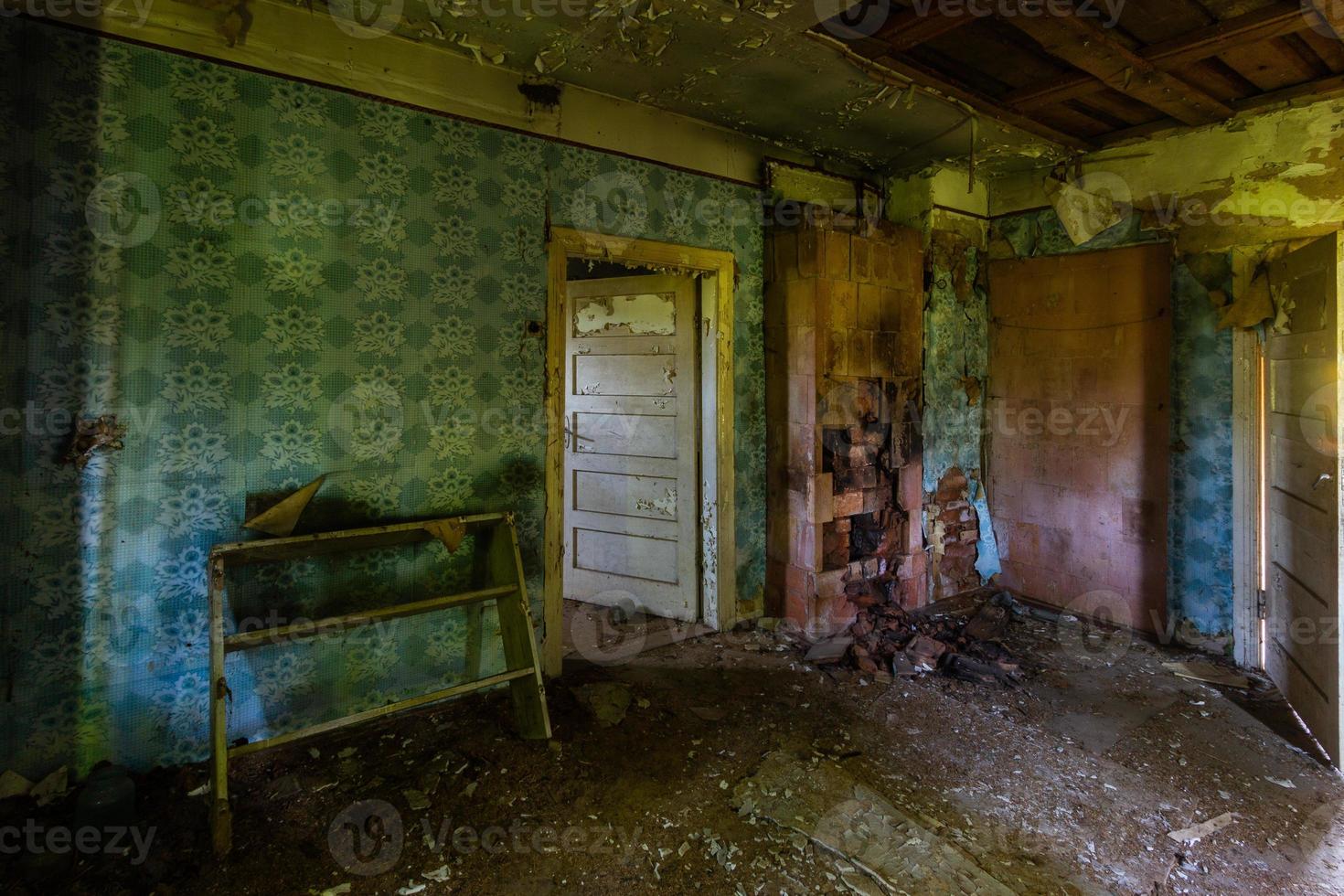 interior de una casa abandonada foto