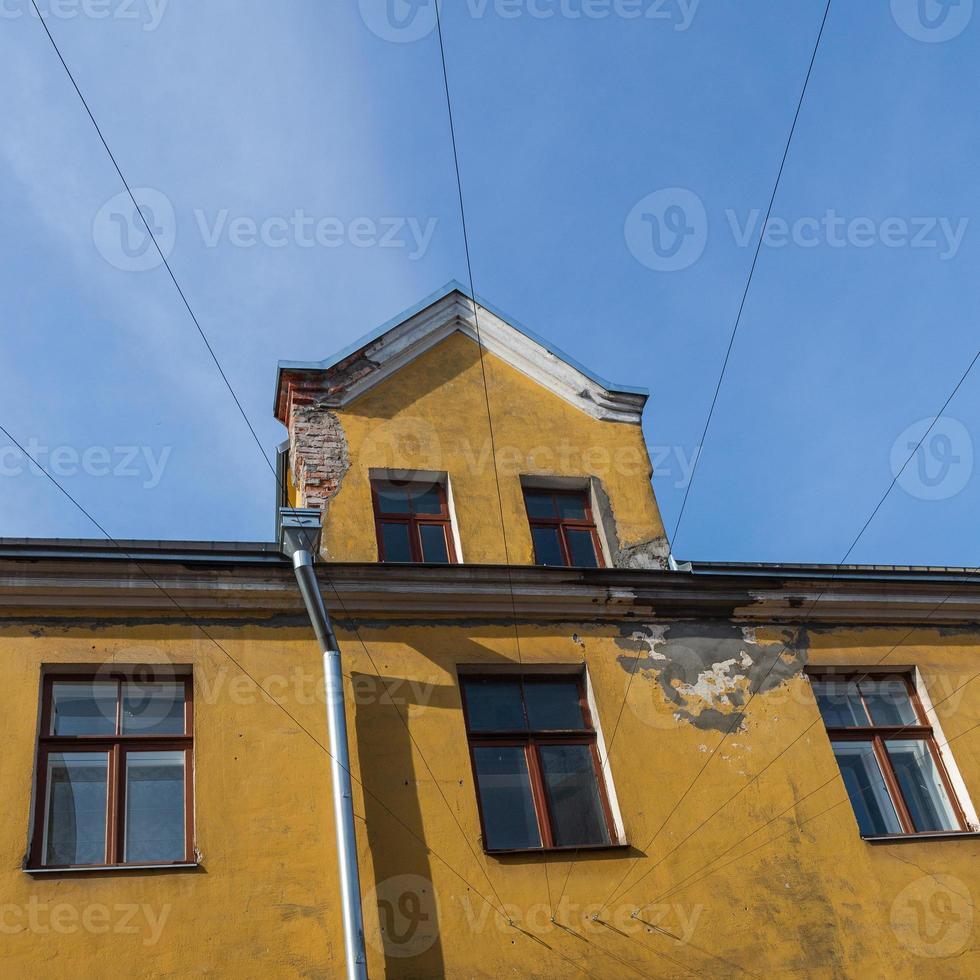 tartu, paisaje urbano en un día soleado foto