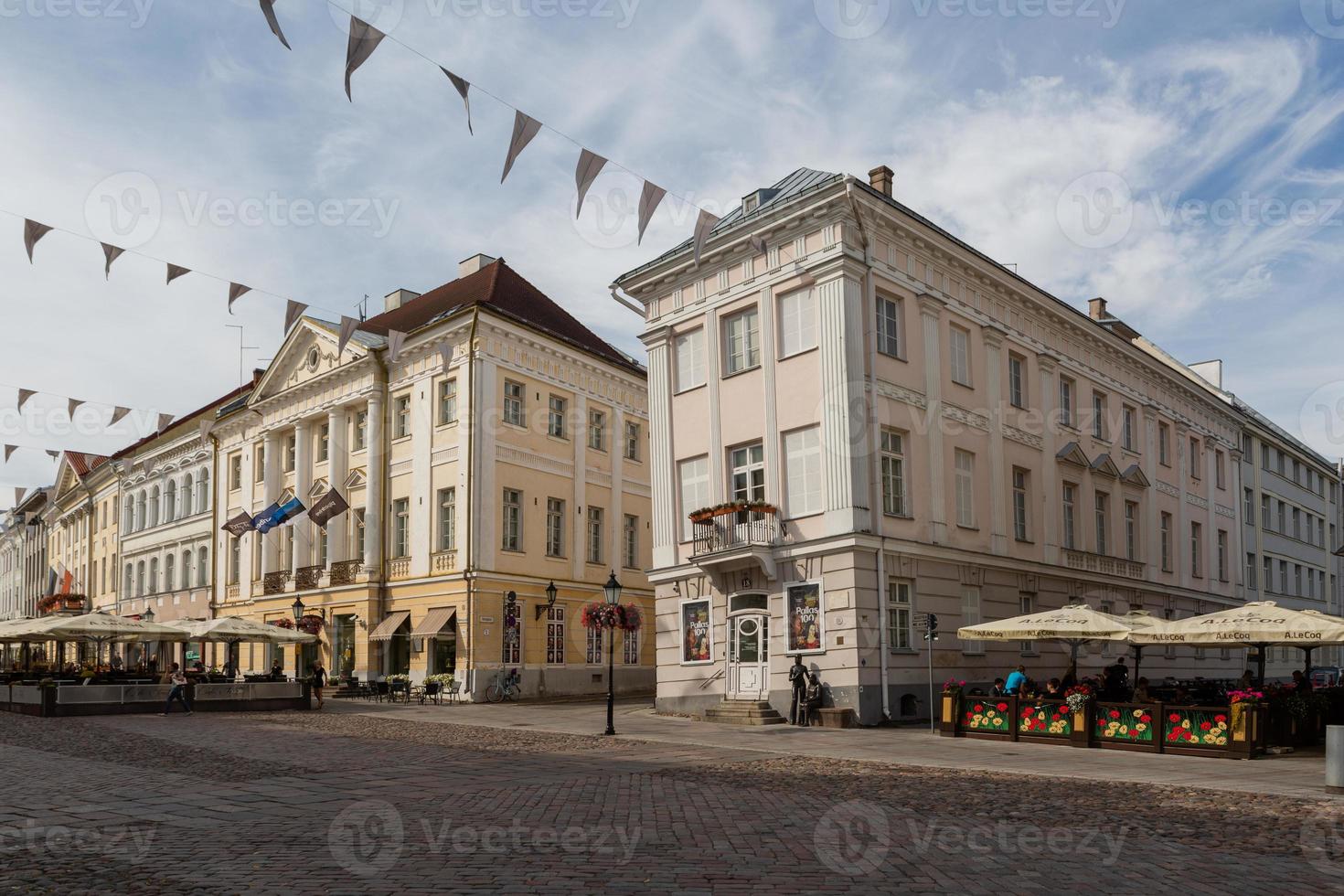 tartu, paisaje urbano en un día soleado foto