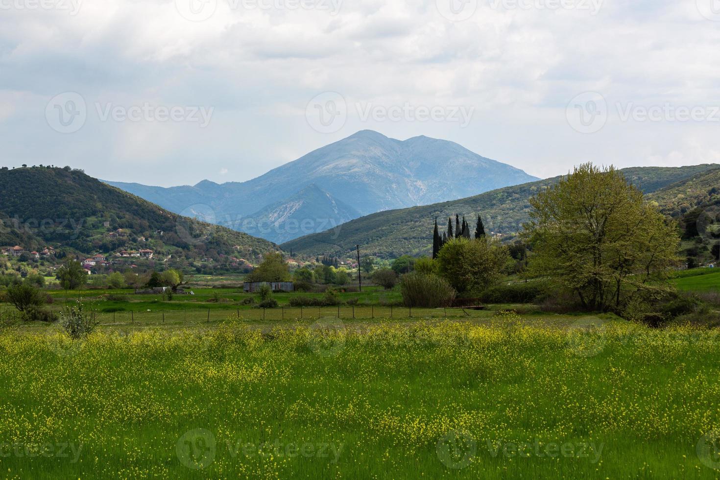 paisajes primaverales de las montañas de grecia foto